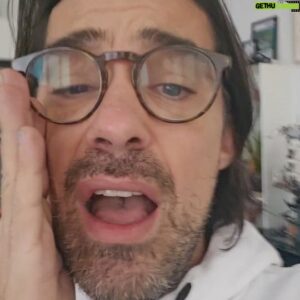 Jordi Cruz Instagram - Ayer me olvidé la bufanda de Gryffindor en el @iryo.eu y fue mucho bajon pero. Ha aparecido en objetos perdidos de @adif_es en Sevilla!!! 🥹🥹 gracias al personal del tren, limpieza o al viajero buena gente que dejó allí ❤️