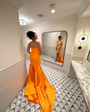 Jordin Sparks Instagram - There’s no better way to welcome @bulgari to Orange County than performing in…orange of course! ✨🥂🍊 I LOVED wearing Bulgari’s Diva’s Dream Collection! Look at it sparkle!🧡