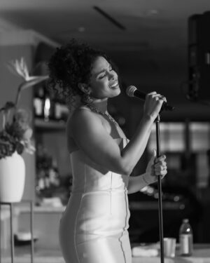 Jordin Sparks Instagram - There’s no better way to welcome @bulgari to Orange County than performing in…orange of course! ✨🥂🍊 I LOVED wearing Bulgari’s Diva’s Dream Collection! Look at it sparkle!🧡