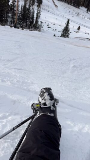 Jorge Arce Instagram - Buenas tardes 😃 mi raza, les hice caso a mis hijos, me aventé por la roja y me caí bien feo,🥴 se me rompió el esquí🎿 tuvo que venir la ambulancia 🚑 por mí, ya no pude continuar, todo por hacerles caso me fui por una bien dificil🫢 afortunadamente estoy bien, me duele mucho el tendón de la rodilla, me torcí🫣 así pasa, ánimo prohibido 🚫 amargarse. Ellos son buenísimos para esquiar ⛷️⛷️🏂🏂🏂