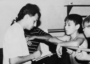 Jorge Arce Instagram - Buenos días ☀️ mi raza, me mando esta foto mi amigo el que me está entrevistando Abel Monrroy fue las primeras veces que salía en el periódico local, cuando soñaba ser un Campeón Mundial de Boxeó🥊 tenía 10 años, hoy me van introducir al Salón de la Fama de mi Ciudad Natal Los Mochis, fui el primer campeón mundial de Los Mochis, y el único mexicano con 7 títulos en 5 diferentes categorías, agradezco a Dios, a la vida, las circunstancias que tuve que pasar para llegar a donde estoy ahora, mi vida no ha sido fácil, sin embargo ha valido la pena, cada gota de sudor que deje en el gimnasio, cada gota de sangre que derrame arriba del ring, cada lágrima 😢 que solté en las Navidades que estuve solo en el centro ceremonial Otomi concentrado para pelear, hoy compruebo que valió la pena todo el sacrificio para poder vivir como un CAMPEÓN…. 

P.D. Hoy solamente agradezco primero a Dios que es el me dio todo, mi familia que siempre han estado ahí conmigo, mis hermanos, mis amigos, mi promotor, mis entrenadores, y todos los que han hecho posible esto, pero sin duda la persona más importante que me impuso hacerlo y le debo parte de mi éxito mi querida ESPOSA KARIME GUTIÉRREZ gracias amor por estar siempre para mi dispuesta a sacrificar cosas para que yo pudiera ganar te amo con todo mi corazón ♥️ la vida es maravillosa