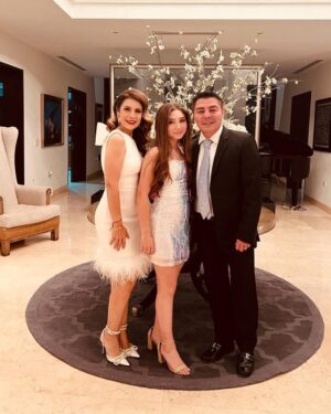 Jorge Arce Instagram - Buen día ☀️ mi raza, anoche fue la graduación de mi hija, pasamos una noche muy agradable, con los padres de familia, y maestros, muchas felicidades hija, estoy muy orgulloso de ti… 

P.D la vida pasa volando, voy a tratar de que tu viaje sea ligero, y placentero, el tiempo corre y no se detiene, si Dios me permite voy a la mitad del camino..☹️