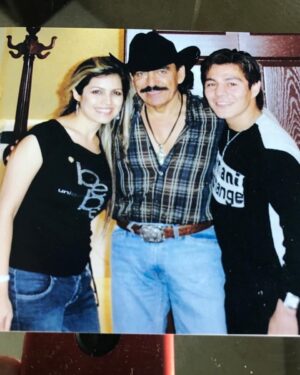 Jorge Arce Instagram - Buenos días ☀️ mi raza, hoy 27 de Dic. Fue uno de los días más bonitos de mi vida, hace 17 años conocí a está hermosa mujer, y desde ese día supe que seria algo importante en mi vida, Dios habla de muchas maneras, y ese día me mando este ángel disfrazado de mujer😇 para que guiara mi vida, gracias a ella, no acabe como acaba la mayoría de los boxeadores🥊 sin dinero, en drogas, y con hijos regados por todos lados, hoy vivo feliz, y enamorado… 

P.D. La vida es maravillosa solo tienes que vivirla..😍