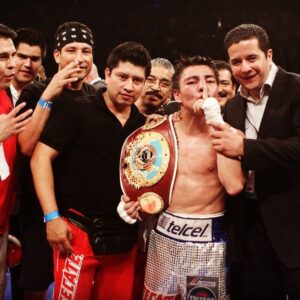Jorge Arce Instagram - Buenas noches 🌙 mi raza, para recordar esta pelea🥊 histórica donde nadie creía en mi, la apuesta 10-1 en contra, y una semana antes de la pelea tuve un sueño hermoso donde Dios me decía que iba ganar que confiara en mis instintos, por supuesto que nadie me creyó, me tiraron a loco, pero yo nunca dejé de confiar y en el último round me acordé del sueño y supe que tenía que noquear o perdía la pelea, me fui con todo y lo noquee en el último round gracias a Dios, la foto donde estoy con los ojos cerrados llorando estoy agradeciendo a Dios la Victoria✌🏻 descansen; nunca dejen de soñar, Dios esta disponible 24/7 solo tienes que confiar..