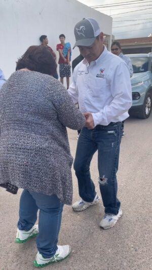 Jorge Arce Instagram - ¿Cuál frío, mi raza? Hoy visitamos la Soli y platicamos un rato con los vecinos, también recorrimos las calles de la colonia para hablar de nuestras propuestas con la gente.  #HayTiro🥊 #HermosilloAloGrande