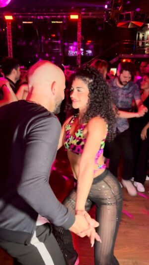 Jorge Burgos Instagram - @ataca_official “No dejes de mirarme así”😍
✨
✨
✨
Of course the first dance with him had to be epic 🫶🏻
•
•
•
🎥 @kon_stellation 
🎶 @grupoextra 
🩱@pole_junkie 
•
•
•

#bachatadance
#bachatalovers 
#bachatafusion 
#bachatalove
#bachatadancing 
#atacabachata 
#bachataistakingover 
#bachateras
#socialdancing
#bachatafestival
#mixel__13 
#bachatamundial
#bachatastyle
#bacahtatime
#bachatamoderna
#curlyhair
#sensualdance