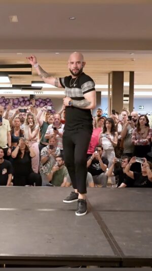 Jorge Burgos Instagram - IT'S PASITO TIMEEEEEE!!! 🔥🔥🔥

Haciendo lo que amo con esta música tan buena!!! Felicitaciones a mi hermano @pintopicasso por el nuevo álbum!!! 

Canción se llama "VANIDAD" 🔥🔥🔥

Zapatos de @fuego.dance 
Ropa de @camisetasbailongas 
Evento es @esenciabilbaofestival 

#bachata #pasitos #teamataca #islandtouchpro