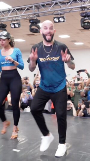 Jorge Burgos Instagram - NEW CHALLENGE ALERT!!! #atacasufrochallenge

Tenía que hacer algo sabroso para la clase en @bachataday juntos estas dos reinas @laalemana_official y @biancad_popiwa. So ya sabes que fui con el 🔥 de @princeroyce y @alajazaofficial "SUFRO"

Quién se apunta para hacer este reto??? Asegurate etiquetar a Royce, Ala Jaza y Yo!!!

Vamossssss 🔥🔥🔥🔥🔥🔥🔥

Zapatos de baile @fuego.dance 
Vídeo grabado por @phothomasofficial