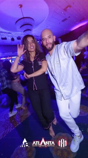 Jorge Burgos Instagram - The whole song because this moment was too good to cut it short! @atacaylaalemanaofficial @atlantasalsabachatafestival 🤩💙