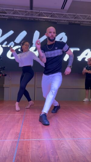 Jorge Burgos Instagram - LO NUEVO DE LA FAMILIA @eqsmusica 🔥🔥🔥

Mi Hermana @biancad_popiwa y yo divirtiéndonos en nuestra clase de pasitos en @vivalabachata

Felicidades a la familia @eqsmusica @derekvinci por montar este palo de canción!! Búscalo en todas las plataformas "MI OTRA MITAD"

Dance Sneakers by @fuego.dance 
ATACA outfit by @camisetasbailongas 
Festival @vivalabachata