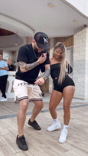 Jorge Burgos Instagram - Un bailecito con buena vibra en el pool party en @world_stars_salsa_festival 
Gracias @ataca_official por este momento 😍💃🫶🏼 

🎥 @simon_ryan.10