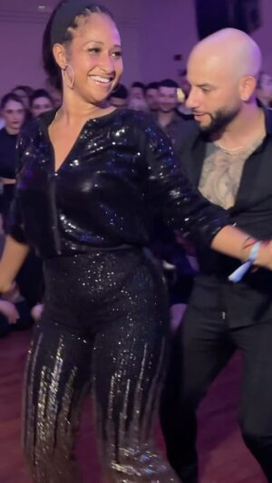 Jorge Burgos Instagram - @mamboromantico w/ the AMAZING @desireegodsell ❤️❤️❤️❤️❤️

As you can tell I'm doing a @mamboromantico series and of course this FUN dance with my sista was SO NEXT!!

Who you think is next!?? Comment below and tag them so we can try and catch them for the next one!!!!

Song is "De Que Manera" by @mikebahia

📽️ by @phothomasofficial

#bachteroscansalsatoo #mamboromantico #islandtouch