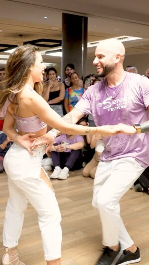 Jorge Burgos Instagram - 💣Súper taller de Ataca en colaboración con Naiara💣

👫@ataca_official @naiarasdp 
📍 @esenciabilbaofestival 

🎵Mi otra mitad - @djhuskybachata @derekvinci @vinnyriveralive @tonylozanomusic 
👟🔥 @fuego.dance 
🎽 @camisetasbailongas 

#ebf #ebf24 #bachata #dance #bilbao