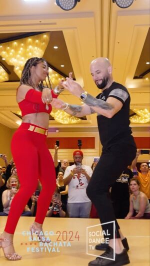 Jorge Burgos Instagram - @mamboromantico!!!!!! 🔥🔥🔥🔥🔥

@islandtouchdance AMA bailar salsa y AMAMOS Salsa Romántica!!! Y BUENNNNOOOOO por eso hacemos MAMBO ROMANTICO!!❤️❤️❤️

@laalemana_official Y yo disfrutando de nuestra clase durante nuestro festival @chicago_salsabachata_festival!!!

📽️ @socialdancetv 
🎧📻🎶 @bachatito 
👟 @fuego.dance 

#atacaylaalemana #islandtouchpro #mamboromantico #csbf2024