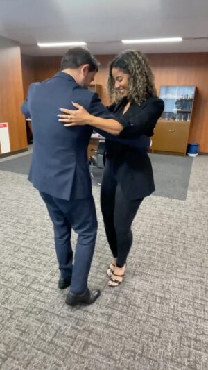 Jorge Burgos Instagram - 🙏Un verdadero privilegio de vida en mi reciente viaje a Tokio. Luego de una fructífera conversación con el embajador dominicano en Japón @robert_takata lo invité a bailar Bachata, aceptó y me demostró que no sólo maneja el marco teórico del fenómeno global de la Bachata,  también me demostró que es un buen bailador y gusta de la Bachata de @joeverasoficial .

 La música y el baile lenguaje universal que une los pueblos,  viva la bachata, viva la República Dominicana 🇩🇴🇩🇴