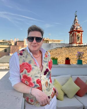 Jorge Cadaval Instagram - Outfit de feria que os parece? #sevillaciudad #republicadetriana💚#grandemigentedeinstagram🩷