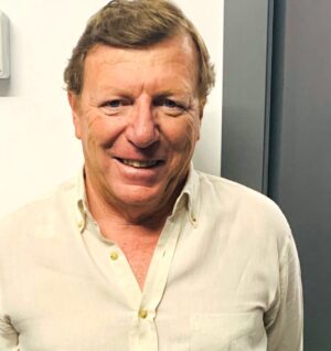 Jorge Cadaval Instagram - Hola Cesar, lo primero es decirteFeliz Cumpleaños. Porque 60 no se cumplen todos los días. Mira  estaba yo pensando que regalarte, y sigo sin saber qué? Claro eso me pasa por ser el mayor, porque si hay algo que me enorgullece es serlo. Siempre desde muy pequeño te he admirado, tú manera de ser, no hay dos como tú, que suerte tienen en la vida tus amigos de poder disfrutarte. ¿Y que te puedo decir de la familia que tienes? No hay adjetivos para describirla, esposa, hijas, hijos, nueras, yernos, nietas y nietos no los hay mejores. Ahh otra vez pensando en que regalarte y sabes? No sé qué…es que quiero que te guste mucho porque son sesenta, una edad maravillosa, como sabes,  no todo el mundo los cumple.  Como artista eres inigualable,siempre hablo desde el corazón  como yo te veo,  tú forma de improvisar es de genio, Cesar que de horas juntos en estos 60 verdad? Hoteles, Teatros, vacaciones etc.. No sabría que hacer sin tí, Cesar eres irrepetible…pero sigo dando vueltas a la cabeza sin conseguir un regalo a la altura. ¿Y sabes porque? Porque tú eres el mejor regalo que la vida me ha dado, ese niño que nació en el Tardon y sigues siendo el mismo que yo tenía que cuidar desde pequeñito. No sabes lo que te quiero hermano del alma, allá dónde estén Papá, Mamá estarán igual que yo dando gracias a la vida por ser mi hermano chico. Feliz Cumpleaños Cesar Cadaval Perez 🩷