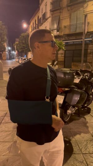Jorge Cadaval Instagram - A sardinitas asà #gilipollezdeldia❤️ #grandemigentedeinstagram🩷 #buenhumorsiempre💜 @ken_appledorn Para tod@s me he roto el hombro y la muñeca