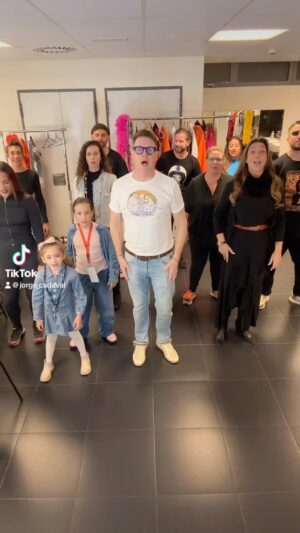 Jorge Cadaval Instagram - AGUAAAAS😂😂#gilipollezdeldia❤️ #grandemigentedeinstagram @rociolaturronera @jonhychaves @fran_delafrontera2 @almujerezahara @cruxita @iraidalviz @maitecadaval @mercedesdelasusi @carlos_cadaval_ @