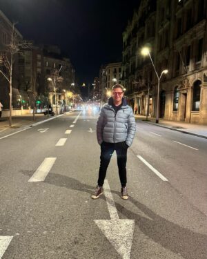 Jorge Cadaval Instagram - Que maravilla trabajar y a la vez estar disfrutando de esta maravillosa ciudad. Barcelona mi gente por parte de mi madre, familia, amigos y experiencias de niñez que traen recuerdos al alma reconfortantes. Feliz con Bis a Bis hasta la primera semana de mayo Teatro Coliseum GRACIAS #trabajandoenlamejorcompañia #familia