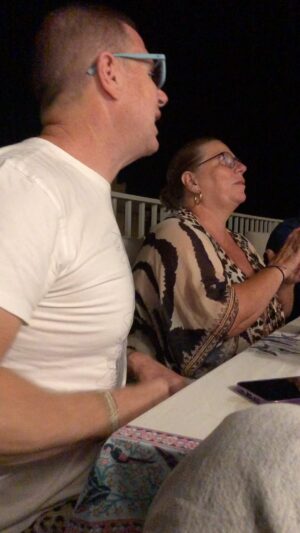 Jorge Cadaval Instagram - Otro ratito del mismo día de verano, yo recordando canciones que mi madre cantaba. La música de nuestra vida espero que os guste. @maitecadaval @andreacadaval @matito_matos Alberto #siemprecontodomirespeto❤️