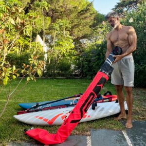 Jorge Fernández Instagram - Ese momento de preparación del material visualizando la sesión con una levantera de 40 nudos. 

No has llegado a la playa y ya estás notando la adrenalina y la emoción de meterte al agua.

Es una sensación rara de explicar pero si un día os engancháis al windsurf, seguro que se entiende ☺️

Material preciso y perfecto siempre de la tienda @sportlink.es Tarifa.

Muchas gracias @ramonpastor72 por todo tu apoyo y generosidad 🙏🏼🙏🏼

Vela @severnewindsurfing 3.7
Tabla @starboardwindsurfing Ultra kode 82 L y @severnewindsurfing Stone 84