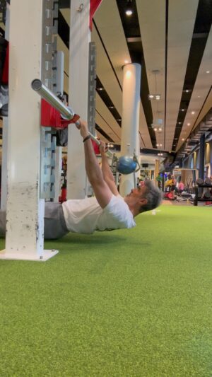 Jorge Fernández Instagram - Dos ejercicios con tu propio peso que en super series me gusta meter de vez en cuando.

El primero es un ejercicio de espalda controlando mucho que las escápulas no salgan de su sitio para localizar mejor el dorsal.

El segundo, con agarre ancho, no es para tríceps como muchos piensan ( eso sería con agarre estrecho), si no para pectoral. Separando bien los codos y manteniendo una posición recta del cuerpo, llevando ligeramente el mentón al pecho.
Así conseguimos aislar la parte baja del pecho.

Enseñanzas del maestro @endikagilgonzalez y que luego yo aplico por mi cuenta después de haberlo aprendido.