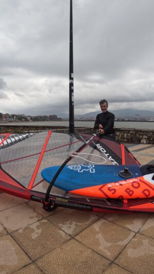 Jorge Fernández Instagram - Mañana de frío, viento y lluvia en la La Catedral Ereaga.

Navegar en estas condiciones cuesta al principio porque no es cómodo la verdad! 

Pero cuando sales de navegar y te cambias, ves que ha merecido la pena y mucho!! 

Pereza vencida y disfrute máximo!! 🤙🏼

@sportlink.es 
@severnewindsurfing  6.5
@starboardwindsurfing Kode 95
@mysticboarding