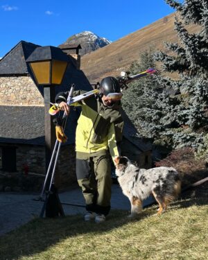 Jorge Fernández Instagram - Y quién te recibe después de esquiar como si no te hubiera visto en un año?? Mika ❤️😍

@salomon.spain @salomonfreeski