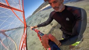 Jorge Fernández Instagram - Después de esta sesión de windsurf de 3 horas, he llegado a casa y y en un minuto me he preparado un BATIDO DE PROTEÍNAS, AVENA, PLÁTANO, MIEL Y CANELA.

Mientras lo preparaba pensaba en toda esa divulgación “ANTI-CARBOS” que tanto hay hoy día.

Cuanto más leo, más me documento y más me escucho a mí mismo, más convencido estoy de que es cierto que los carbos hay que ganárselos, pero una vez ganados como yo hoy después de esta sesión, creo que es lo mejor que puedo dar a mi cuerpo como recuperador. 

Ahora me siento realmente bien, y en un rato cenaré.

Una vez más, NO creo que el problema sea un macronutriente que además a mí me da la vida post- ejercicio, si no el SEDENTARISMO y la poca actividad física para meterse ese batido.

Por lo tanto quién es malo?
El CARBOHIDRATO o el SEDENTARISMO?

Mi tabla de hoy: @starboardwindsurfing 86L
Mi vela: @severnewindsurfing  4.5
Mi chaquetilla y bañador : @mysticboarding 
Tienda: @sportlink.es