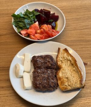Jorge Fernández Instagram - Conozco a algunos que desaconsejan comer verduras ( no muchos pero hay algunos ).

Conozco a bastantes que critican comer carne roja. Conozco a muchos que dicen que los lácteos son pro inflamatorios y que no deberían de estar en nuestra dieta. 
Y conozco a muchísimos que demonizan el pan porque tiene gluten ( el pan de mala calidad yo tampoco lo como, por otros motivos pero tampoco lo como ).

Lo importante de esto es que YO ME CONOZCO A MÍ!!!

Ya he leído y me he informado de cada una de las bondades y perjuicios de todas las maneras posibles de comer que existen hoy día ( keto, vegano, paleo, macrobiotico, vegetariano, low carb, carnívoro…)

Ya he leído muchos libros sobre ello, leído muchos artículos y post de cantidad de expertos en nutrición, y que cada uno defiende que lo suyo es lo mejor!!

Lo mejor es leer mucho y con todo ello…CONOCERSE UNO MISMO. Y actuar en base a tu contexto sin querer copiar a nadie. 

Claro que en momentos determinados a lo mejor el gluten o incluso las verduras ( como me pasó a mí ) no son la mejor opción.  Pero eso debe significar para siempre? Para algunas personas igual si. Pero para otras seguro que no!

ESTÚDIATE a ti y CONÓCETE para poder ser tu propio nutricionista. 

Por cierto, esta ha sido mi segunda comida de hoy, que después de un buen entrenamiento de fuerza, me ha sentado muy bien!

Lo importante sería que dentro de nuestras capacidades económicas, compráramos alimentos de la máxima calidad posible.