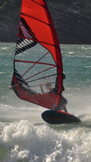 Jorge Fernández Instagram - Aprovechando que es fiesta en Madrid y no grababa, me he ido a Laredo ( Cantabria ) a hacer windsurf porque había muy buenas condiciones.

Buen día de disfrute en olas pequeñas pero divertidas.

Tabla @starboardwindsurfing  Kode 95
Vela @severnewindsurfing Gator 5.5 y un rato con Blade 4.5
@sportlink.es 
Traje @mysticboarding Volt 5/4/3
Arnes @mysticboarding