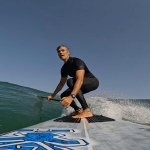 Jorge Fernández Instagram - Esperando la ola… momentos de meditación, concentración,y conexión.

Los deportes de agua tienen algo único que los hace diferentes!!

Y por su puesto… DIVERSIOOOOOOOONN!!!!😃

@starboardsup 
@mysticboarding