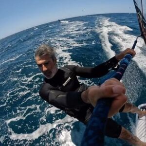Jorge Fernández Instagram - Es uno de los deportes más completos que existe. Además de trabajar la fuerza, coordinación, resistencia… la concentración es clave al ser un deporte muy técnico y muy cambiante, ya que nunca encuentras el mar y el viento igual que el día anterior.

Y sólo los que lo practicamos sabemos la sensación que te deja después de navegar así unas cuantas horas!! 

En Tarifa en @sportlink.es tenéis todo este material con el que yo navego 

Vela @severnewindsurfing Gator 5.5
Tabla @severnewindsurfing 105 L

Muchas gracias a @pkstenerife por el trato fantástico. Buen material para alquilar @severnewindsurfing @starboardwindsurfing 
🙏🏼🙏🏼

@mysticboarding neopreno