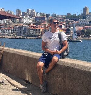 Jorge Fernández Instagram - Llevar una filosofía de vida “slow” te permite disfrutar de las pequeñas cosas del día a día con ATENCIÓN PLENA. 
Esto es lo realmente difícil hoy día.

El movimiento “slow” nace a finales de los años 80 en Italia, y nació en relación a la comida, queriendo ser la antítesis al “fast food”. Apostando por la gastronomía tradicional, productos de temporada y locales, comer con atención plena…

A partir de ahí, la cultura “slow” se fue extendiendo a otras áreas como el ocio, el trabajo, los viajes, la moda… convirtiéndose en una forma de vida más pausada aprendiendo a saborear cada momento del día.

Oporto es una gran cuidad para poner en práctica esta filosofía de vida… por lo menos en estos tres días de estancia en esta bonita ciudad 🙌🏼
