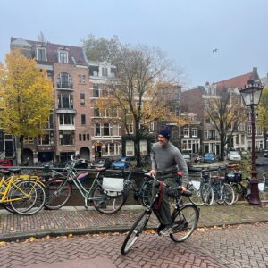 Jorge Fernández Instagram - En Amsterdam hay cuatro veces más bicicletas que coches. Casi el 60% de los ciudadanos usa la bicicleta cada día. Uno de cada tres desplazamientos se realiza en bici. El país tiene incluso su propia embajada de la bicicleta, la Dutch Cycling Embassy.

La gente no se mueve en bicicleta por Amsterdam porque estén más conciencias en materia de cuidado del medio ambiente, ni porque sean más listos, sino porque es más funcional que hacerlo en coche. Se tarda mucho menos en llegar de un sitio a otro en bici que condiciendo. 

Amsterdam sigue invirtiendo hoy en día en mejorar sus infraestructuras ciclistas. De hecho, el Ayuntamiento de la capital planea dar un 30% más de espacio a peatones y bicicletas en el centro de la ciudad y restárselo a los coches.