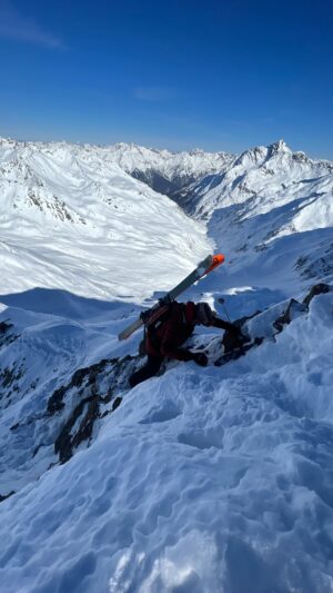 Jorge Fernández Instagram - Un pequeño resumen de unos días increíbles en el Tirol, St Anton, 🇦🇹 Austria. 

Como la mayoría de las veces ocurre, las imágenes no demuestran ni la mitad de lo espectaculares que son esas montañas. Las posibilidades que tienen para pillar nieve polvo en cada de bajada.

Pero eso se lo tenemos que agradecer a nuestro guía, el mejor sin duda,  @patrickbaetz 🙏🏼🙌🏼

@salomonfreeski 
@salomon.spain 
@deporteseurosport 
@stantonamarlberg