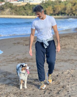 Jorge Fernández Instagram - Qué importante es ELEGIR dónde vives…

Y digo elegir porque a no ser que sea por motivos de causa mayor, no hay porque vivir toda la vida en el mismo sitio…

Después de tres días fuera de casa, me siento muy afortunado por tener la agradable sensación de que cuando regreso, estoy donde quiero estar, donde yo elegí estar. Y esa sensación de plenitud y bienestar es fantástica.

He vivido en Mondragón, en Vitoria, en Gernika, en Madrid y en Bilbao.

Elegí quedarme en Bilbao. Aquí estoy a un paso de hacer todo lo que me gusta y de vivir como me gusta.

Puede que dentro de unos años, me inspire otro lugar y pruebe, quién sabe…

Viajar y conocer sitios nuevos me apasiona. Y volver a casa y sentirme afortunado es una bonita sensación.

Feliz martes!!
