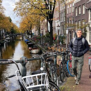 Jorge Fernández Instagram - En Holanda utilizan el término GEZELLIG para hacer referencia a un estado de ánimo placentero y alegre.

Se puede traducir como “convivencia”, “comodidad”, “diversión”…

Se utiliza para definir una situación social y relajada.

Otro término más de uno de los países del norte de Europa para acercarse a la FELICIDAD con pequeños actos que tienen que ver, además de con lo anterior, con espacios agradables, cálidos, serenos, reconfortantes…sobre todo en los fríos días de invierno.

Lo correspondiente a lo que los daneses llaman HYGGE.

Buen fin de semana!!😃