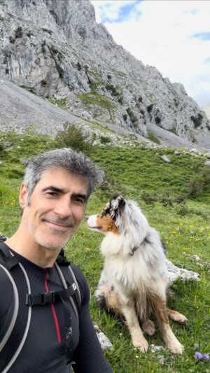 Jorge Fernández Instagram - Subir montañas es una maravilla, pero descubrir que acompañado de tu perrita, se multiplica por diez el disfrute, es lo que yo no sabía… 🐕 

Son mañanas perfectas subiendo desde primera hora del día, descubriendo nuevas rutas y en un entorno único como el que tenemos aquí. 🙌🏼 

Me gustaría animaros a los que estéis indecisos si empezar o no a hacer senderismo, que lo hagáis!

Sólo se necesita una mochila con un poco de agua y algo de abrigo por si a caso, y ganas de moverse claro!

Os prometo que el día os cambia por completo. No os quedéis sedentarios! 

ÁNIMO Y A MOVERSE!! 😃💪🏼💪🏼

@salomon.spain