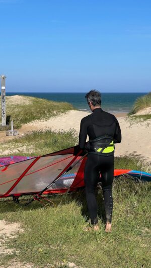 Jorge Fernández Instagram - Deporte, sol, viento, playa, buenos amigos…elementos fundamentales para pasar un buen fin de semana.

Salud física y salud mental.

Tienda en Tarifa @sportlink.es 

Tabla @starboardwindsurfing Kode 95
Vela @severnewindsurfing Gator 6.5
Traje @mysticboarding 3/2