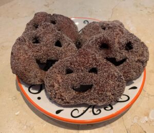 Jorge Garcia Instagram - Guess what flavor these little cuties are!
Trick question. They’re actually apple cider donuts DRESSED UP as pumpkins. #halloweenmakesmestupid
