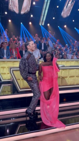 Jorge González Instagram - Warmup für Jury-Showact 💃🏽😍
#LetsDance #RTL #Tanzshow #MotsiMabuse #JorgeGonzalez #PartnerSwitch