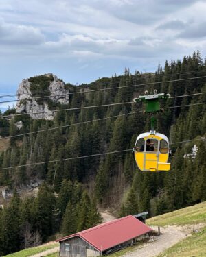 Jorge González Instagram - Hola chicas y chicos! 😉 Heute hat uns @jorgechicaswalk , bekannt als Laufsteg-Trainer von @germanysnexttopmodel auf der Kampenwand besucht und den traumhaften Blick von der Kampenwandseilbahn auf den Chiemsee genossen. Im Anschluss hat er sich einen Kaiserschmarrn in der @sonnenalmkampenwand schmecken lassen. Herzlichen Dank für Deinen Besuch und bis zum nächsten Mal!
 
#kampenwand #aschauimchiemgau #chiemsee #chiemgau #chiemseealpenland #chiemseechiemgau
