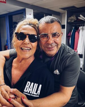 Jorge Javier Vázquez Instagram - Donde hay pluma hay alegría. Y no olvidéis que nuestro deber y obligación es siempre ser más zorra todavía. Larga vida al @locobongo