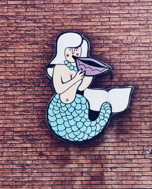 Jorge Javier Vázquez Instagram - Redescubrir tu ciudad paseando en Navidad. El centro de Badalona está espectacular. Menudo viaje nostálgico me acabo de pegar. Qué bonita está Badalona. Qué recuerdos. Roda el món i torna al Born. Gracias a todos los vecinos que me han saludado con tanto cariño.