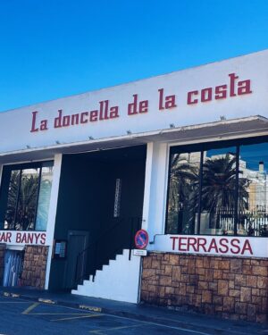 Jorge Javier Vázquez Instagram - Redescubrir tu ciudad paseando en Navidad. El centro de Badalona está espectacular. Menudo viaje nostálgico me acabo de pegar. Qué bonita está Badalona. Qué recuerdos. Roda el món i torna al Born. Gracias a todos los vecinos que me han saludado con tanto cariño.