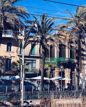 Jorge Javier Vázquez Instagram - Redescubrir tu ciudad paseando en Navidad. El centro de Badalona está espectacular. Menudo viaje nostálgico me acabo de pegar. Qué bonita está Badalona. Qué recuerdos. Roda el món i torna al Born. Gracias a todos los vecinos que me han saludado con tanto cariño.