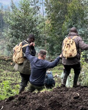 Jorge Javier Vázquez Instagram - Está el trekking. Y luego que seas tan torpe que te tengan que llevar en volandas.