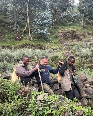 Jorge Javier Vázquez Instagram - Está el trekking. Y luego que seas tan torpe que te tengan que llevar en volandas.